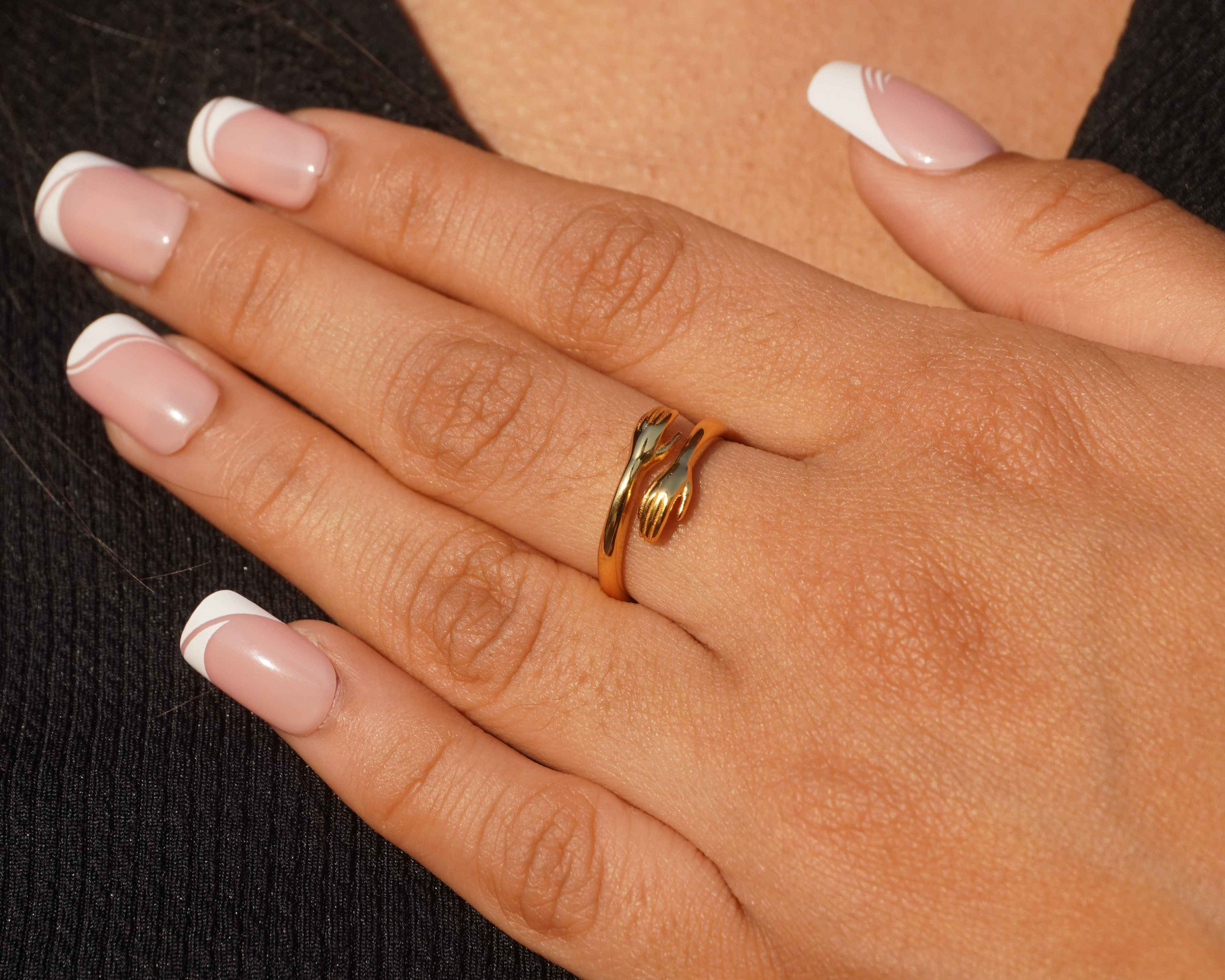 Ariva Silver hug Ring 